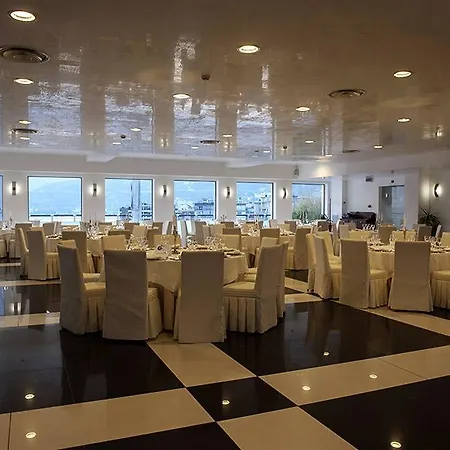 Grand 4*